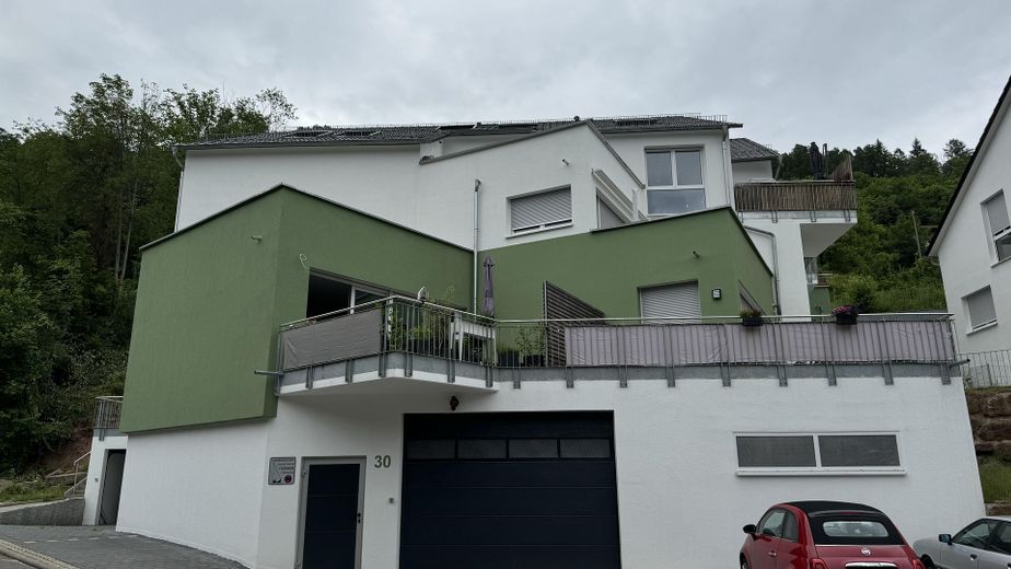 145 m² come nuovi con 2 terrazze sul tetto, cucina componibile e posto auto interrato – nuova ferrovia per Stoccarda – Wohnraum zur Dachterrasse