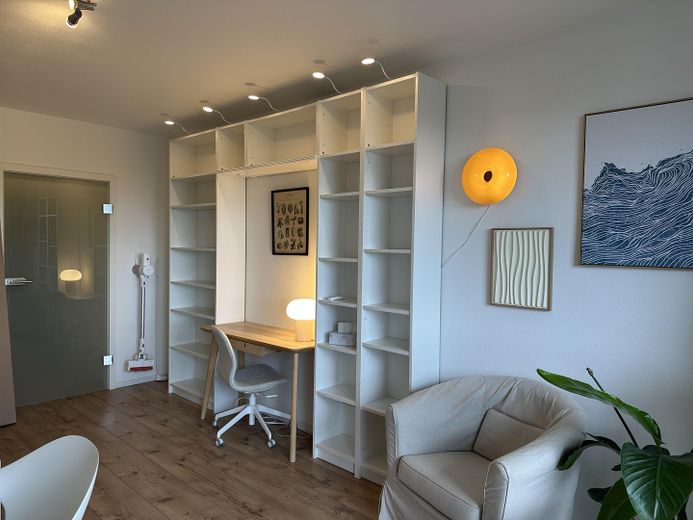 VANAF AUG 2027: Stijlvol gemeubileerd appartement | Tijdelijk wonen | Gemeubileerd wonen in Sachsenhausen – Arbeitsbereich mit Lounge