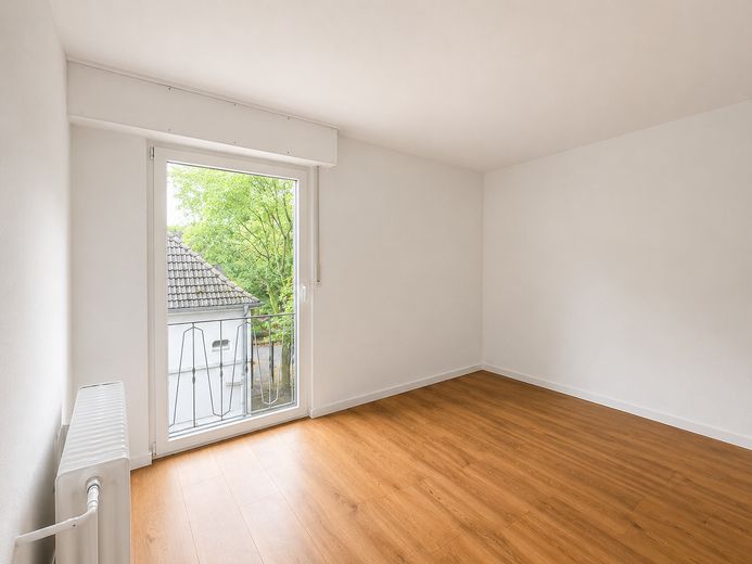 Appartamento ristrutturato di 3,5 locali con balcone a Oberhausen, garage su richiesta – Schlafzimmer - Beispiel