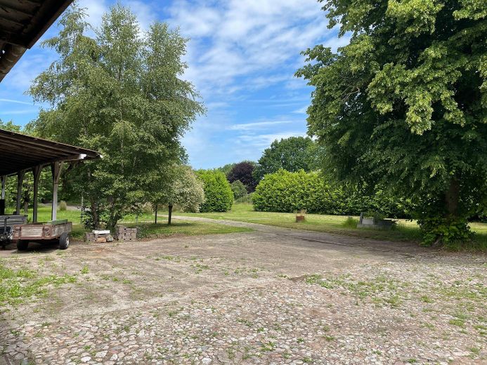 XL-gospodarstwo rolne nad jeziorem Vörder See! Działka 14.013 m² – miejsce dla zwierząt i na hobby – Hof, Blick Richtung Straße