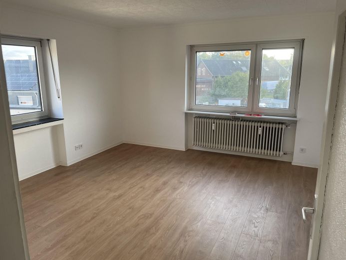Appartement de 3 pièces avec grand balcon à Heusweiler – Wohnzimmer
