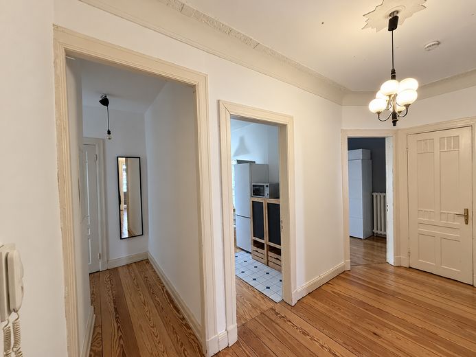 Möbliert & all inclusive: 4,5-Zimmer-Altbauwohnung Hamburg-Neustadt ab Nov '26 – Flur richtung Bad und Küche