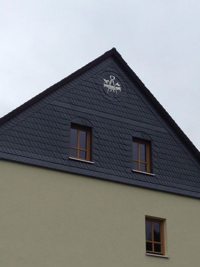 Einfamilienhaus mit Einliegerwohnung in Premium-Revitalisierung – Naturschiefergiebel 