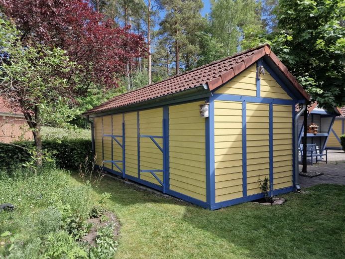 Casa de vacaciones con embarcadero propio en Hafendorf Rheinsberg –  Schuppen Gartenansicht