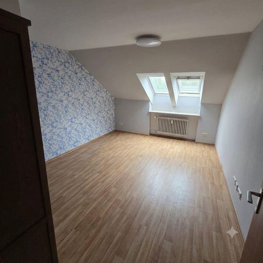 2 Zimmer Dachgeschoßwohnung mit Weitblick – Schlafzimmer, KI generiert
