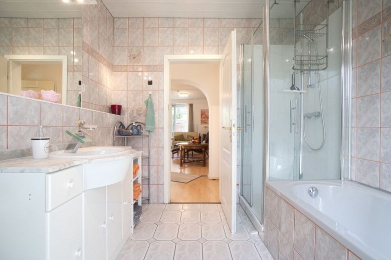 Modern and spacious living space. Completely renovated ground floor apartment with garden and patio in excellent, sought-after residential area, yet still centrally located – db1ed4799566487538c7d7295fa5bdf0a9d640e1.jpg