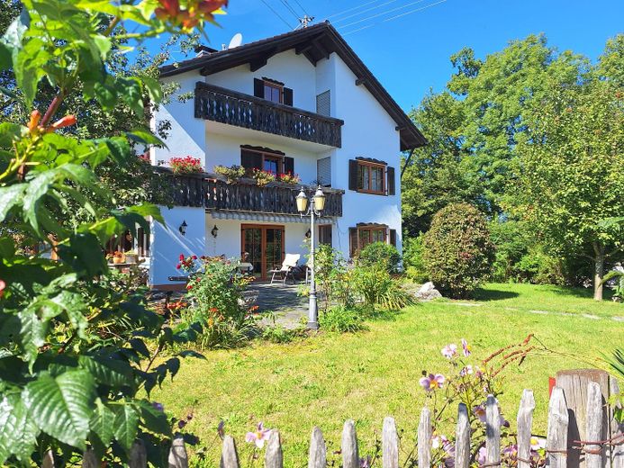 Traumimmobilie für Pferdeliebhaber im Allgäu mit Reithalle und einmaligem Alpenblick – Wohnhaus mit Terrasse