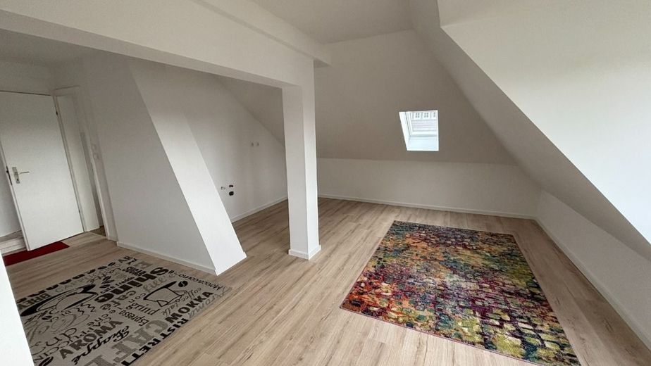 2-Zimmer-Dachgeschosswohnung in zentraler Wohnlage – Wohnbereich + Küche - www.immobilien-heise.de