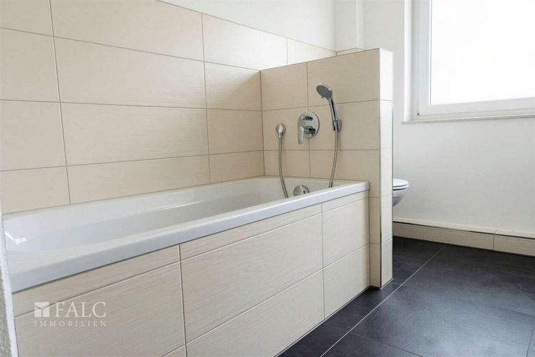 Klimaanlage + Komfort auf 149 m² im 1. OG , 5 Zimmer, Doppelcarport, HG nur 430,- – Badezimmer 1