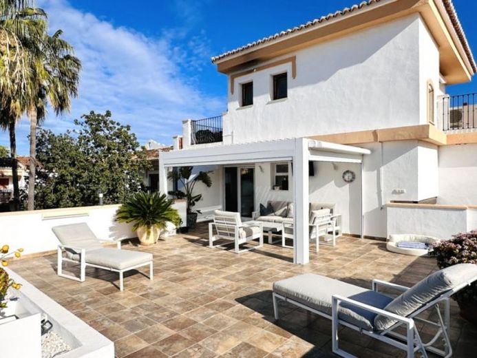 Außergewöhnlich schöne, komplett neu renovierte Penthousewohnung mit 3 Terrassen und Garage nur 500 m zum Meer – Foto 1