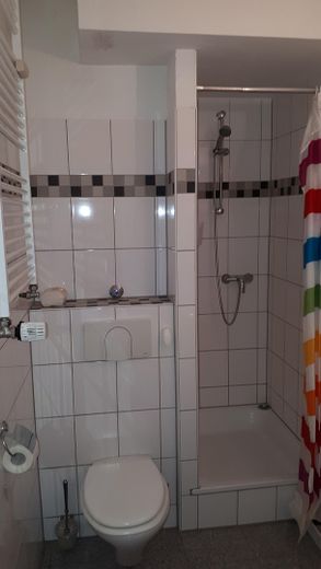 MFH Ratingen Mitte, 14 Wohnungen 790 qm Wfl., 6 Garagen, 3 Stellplätze – Whg. mi., Duschbad
