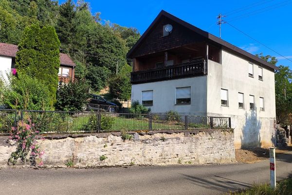 Vielseitiges Modernisierungsprojekt mit Gewölbekeller, Garage & Kamin-Optionen in naturnaher Lage