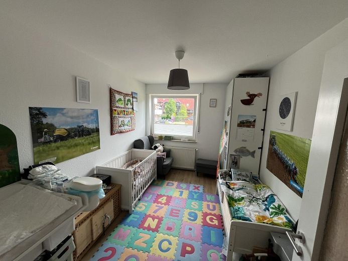 Appartement modernisé de 4 pièces avec terrasse orientée sud, place de parking en garage souterrain et liaison en tramway vers HB – Kinderzimmer