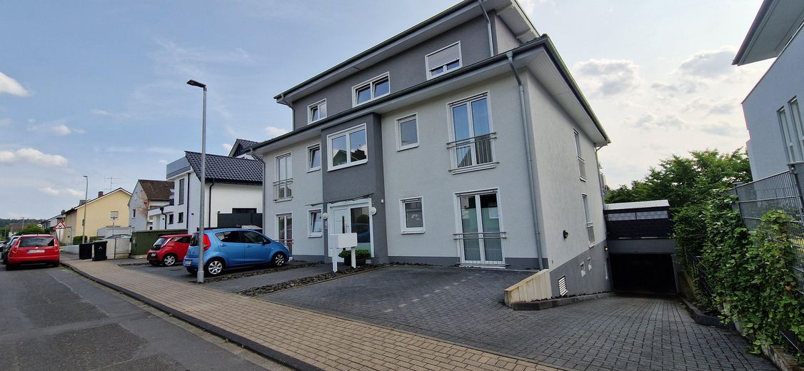 Außenansicht mit Tiefgarage