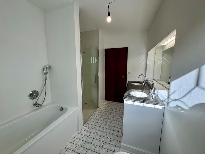 Heller 5-Zimmer-Bungalow mit Kamin, großem Garten & Doppelgarage | Stadtgrenze Hamburg – Badezimmer