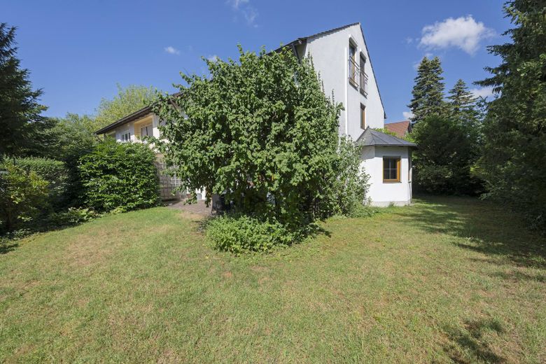 Reihenendhaus I 1996 umfassend saniert I 371 m² Grundstück – Ansicht Haus mit Erker