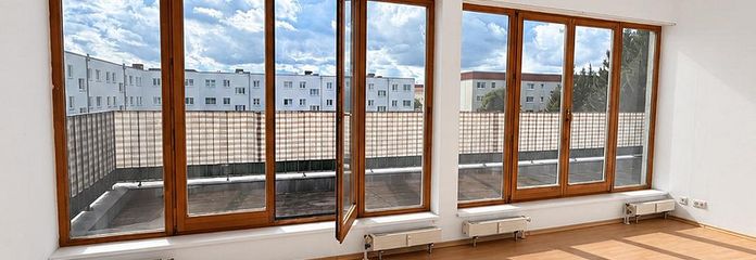 Poddasze z tarasem o powierzchni ok. 28 m² na całej szerokości, 3 pokoje, kilka minut do dworca