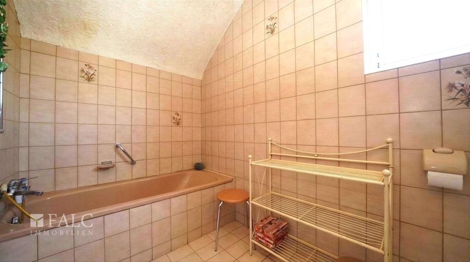 Idylle &amp; Raum vereint: Ein- bis Zweifamilienhaus in perfekter Lage in Gemmingen - FALC Immobilien – TL-Badezimmer m/ WC DG
