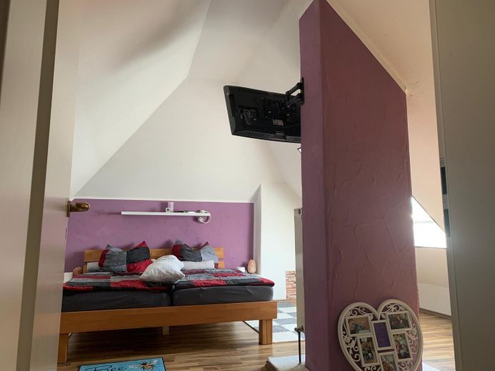 Schöne DHH am Ortsrand mit unverbautem Blick // 147qm Wohnfläche / 7 Zimmer / Einziehen & Wohlfühlen – Zimmer DG (Spitz)