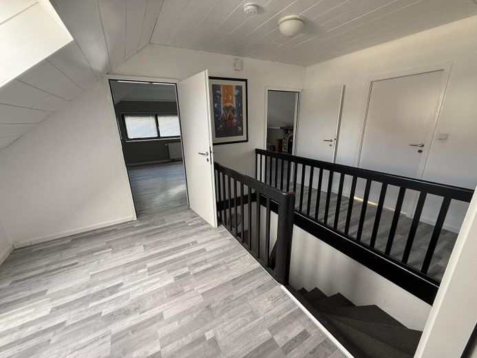 137 m² Maisonette im Zweifamilienhaus – 4 Zimmer, große Wohnküche, 2 Bäder & eigener Eingang – Flur DG