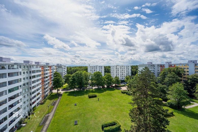 Attraktive Kapitalanlage: Modernes Wohnen mit Weitblick in Neuperlach – Aussicht Balkon
