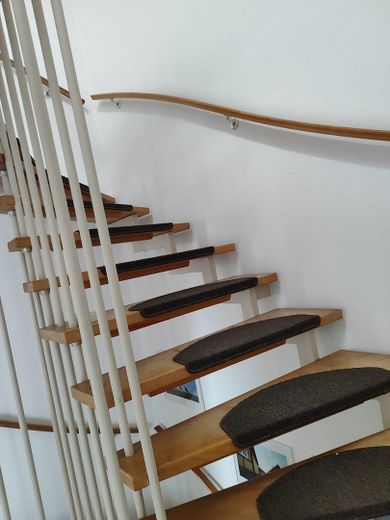 Reihenendhaus mit großem Garten, Voll-Keller, Isolierter,großer Dachboden und zwei Garagen – Treppe Dachboden