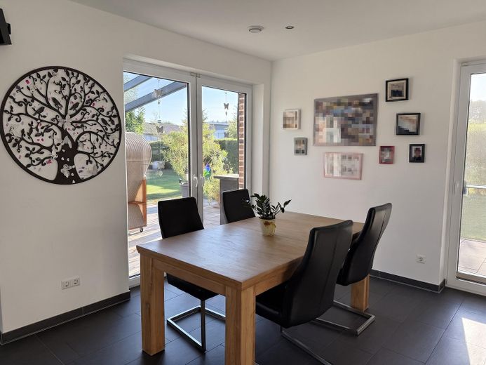 Modernes Massivhaus in ruhiger Neubausiedlung: Südausrichtung, Terrassendach, Sauna & 9m-Garage – Essbereich