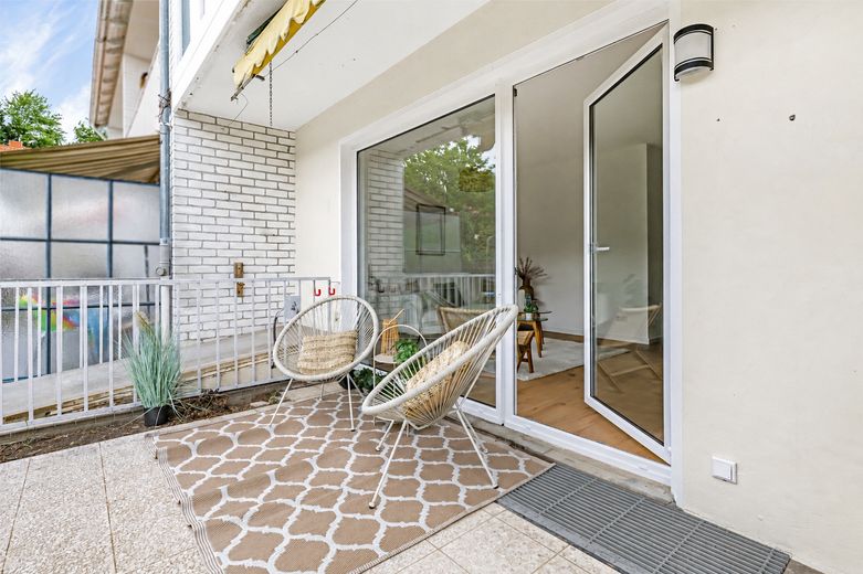 Frisch renoviertes Familienglück mit 5 Zimmern und Garten in Bremen-Vegesack – Terrasse