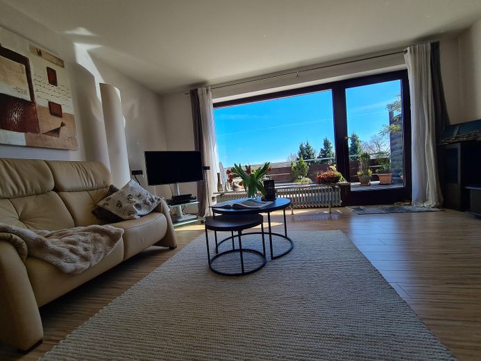 3 Zimmer plus separatem Büroraum - Naturschutzgebiet plus 1A Infrastruktur – Wohnzimmer Blick zum Fenster