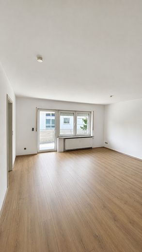 Helle, 3-Zimmer-Wohnung im beliebten Barleben – Wohnzimmer mit Balkon