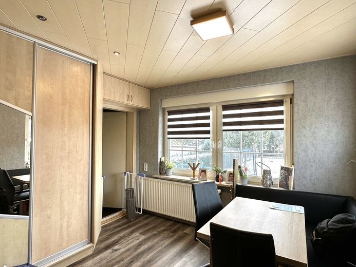 HORN IMMOBILIEN ++ Einfamilienhaus mit Nebengebäude und schönem Grundstück, ruhige Lage – Veranda