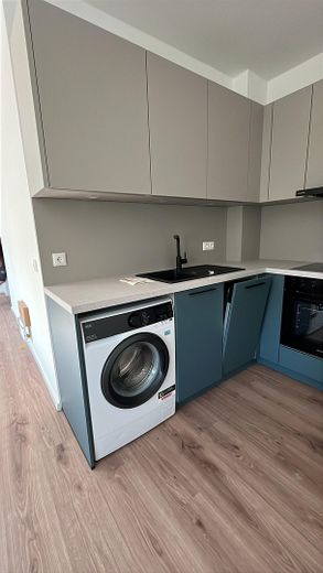 Modern 2-room new-build apartment with kitchen at Plärrer: 45 m² – Küche mit Waschmaschine