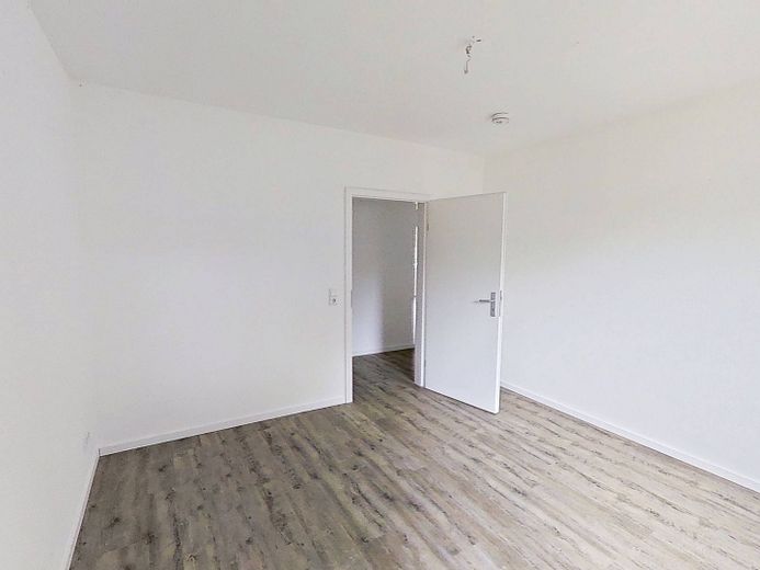 **Bis zu 3 NKM FREI** Charmante 3-Zimmer-Erdgeschosswohnung mit LOGGIA und EBK – Ansicht II: Schlafzimmer I