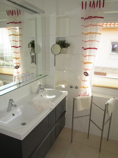 Duschbad mit Doppelwaschbecken