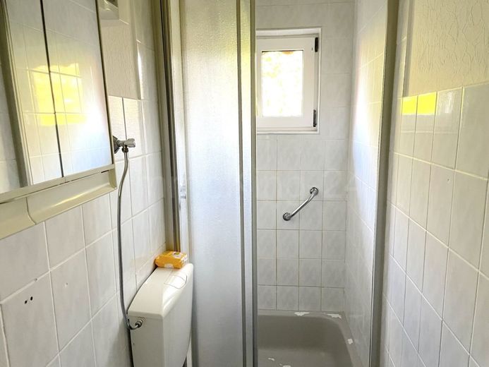 ++ EIN- ZWEIFAMILIENHAUS MIT GROSSEM POTENTIAL!! ++ MEHRGENERATIONEN WOHNEN MÖGLICH! – BADEZIMMER 1