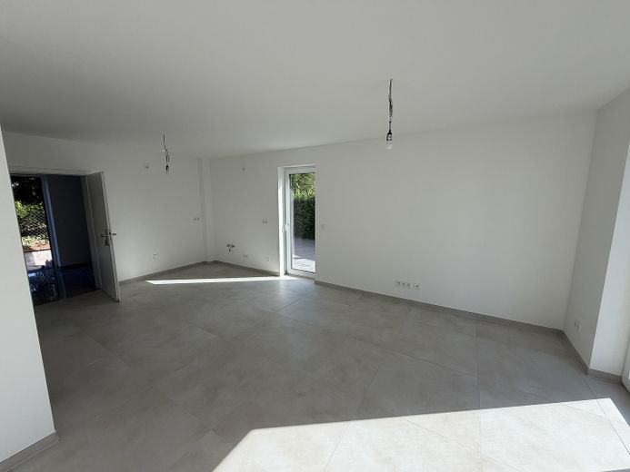 Erstbezug im Neubau – Stilvolle 2-Zimmer-Wohnung mit eigenem Garten und moderner Ausstattung – Wohnzimmer