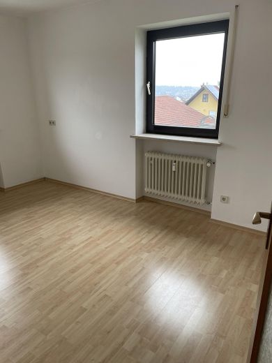 Helle 4 Zimmer-Wohnung mit Balkon in Mainburg – Kinderzimmer 1
