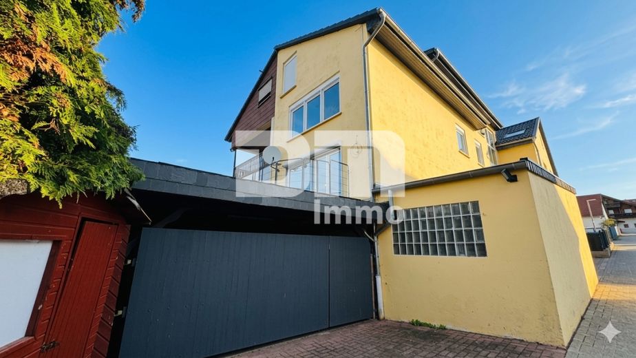 Vielseitiges Immobilien-Ensemble mit 2 modernisierten Haushälften + Carport und Garten/Terrasse – Seiten / Rückansicht / Zufahrt Carport