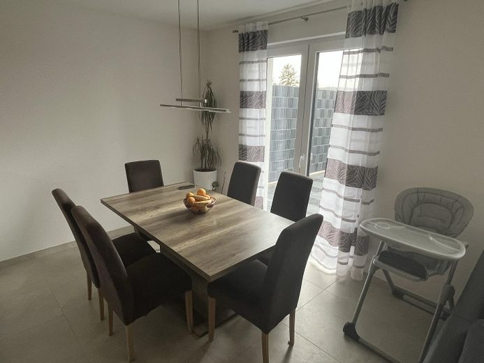 Exklusive 4-Zimmer-Gartenwohnung im Neubau mit großzügigem Garten, Einbauküche & E-Auto-Stellplatz – Foto 7