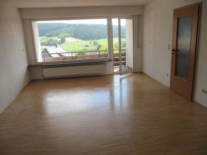 2 ½ Familienhaus in zentraler, ruhiger Süd- und Aussichtslage in St. Georgen/Schwarzwald – Wohnzimmer