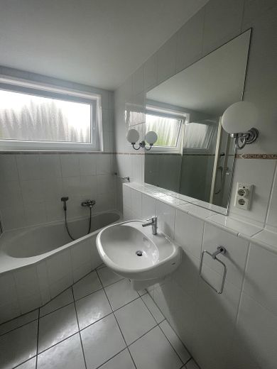 Top Lage in Heerdt - Top Wohnung - sehr gut geschnittene 4-Zimmer Wohnung - neue Küche – Bad Bild 1 