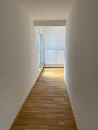 Appartement de 3 pièces spacieux et modernisé avec un haut niveau de qualité, avec 2 balcons, cuisine équipée et garage – Photo 2