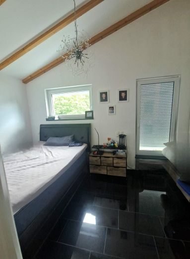 Ten nowoczesny dom w zabudowie bliźniaczej jest gotowy dla Państwa i Państwa rodziny w Unterschleißheim-Hollern. – Elternschlafzimmer