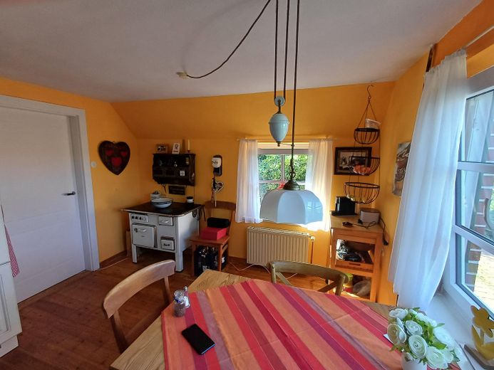 Da privato: casa storica modernizzata con tetto di paglia in posizione idilliaca – Küche