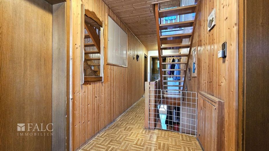 Zweifamilienhaus mit Potenzial in Landau a. d. Isar - zwei Wohneinheiten, Garage &amp; Garten – Flur 1. OG
