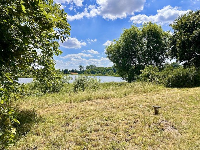 HORN IMMOBILIEN ++ RESERVIERT++ Ferienhaus am See in Lebehn bei Krackow – Wiese