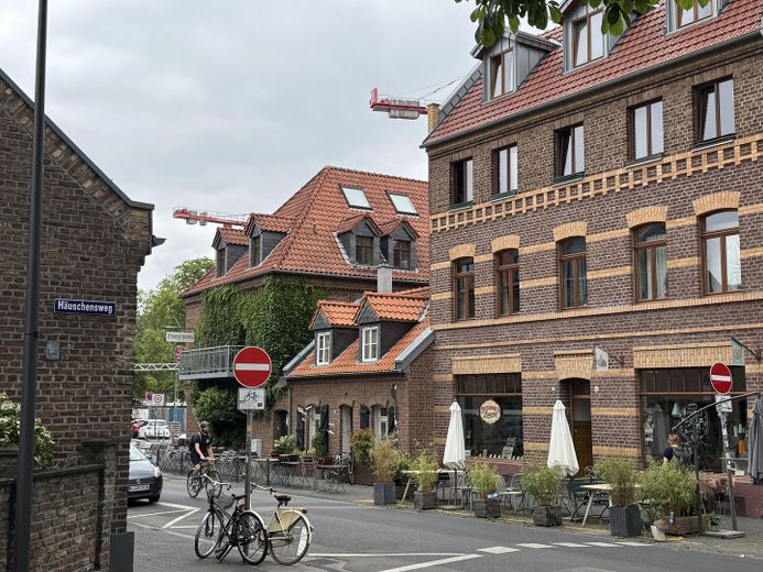 Ehrenfeld-Bickendorf: Wunderschönes Landhaus mit Hof und großem Garten, ökologisch saniert – Alter Dorfkern Bickendorf
