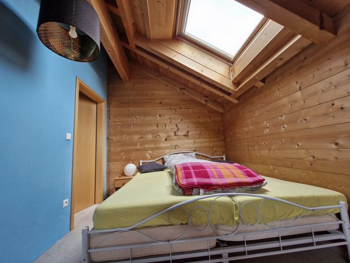 Ökol. Blockhaus in Bernau am Chiemsee – Zuhause auf Zeit für bis zu 5 Jahre, mit eigenem Garten – Schlafzimmer-Gäste