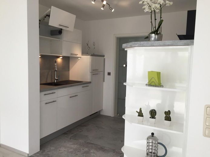 2,5 Zi.-Terrassenwohnung m. Garten (incl. Küche) + feste Tiefgarage in Forchheim/Nähe Bhf. – Küche