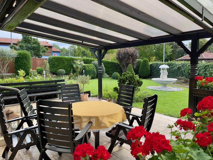Selten am Mainzer Stadtrand: 6-Zimmer-Haus mit großem Privatgarten – Überdachte Gartenterrasse